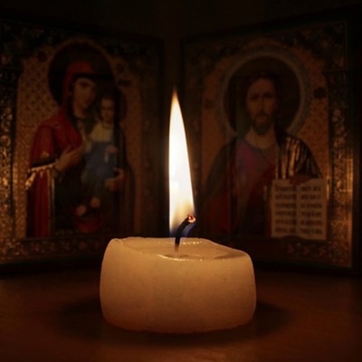 Candle in front of the icon
